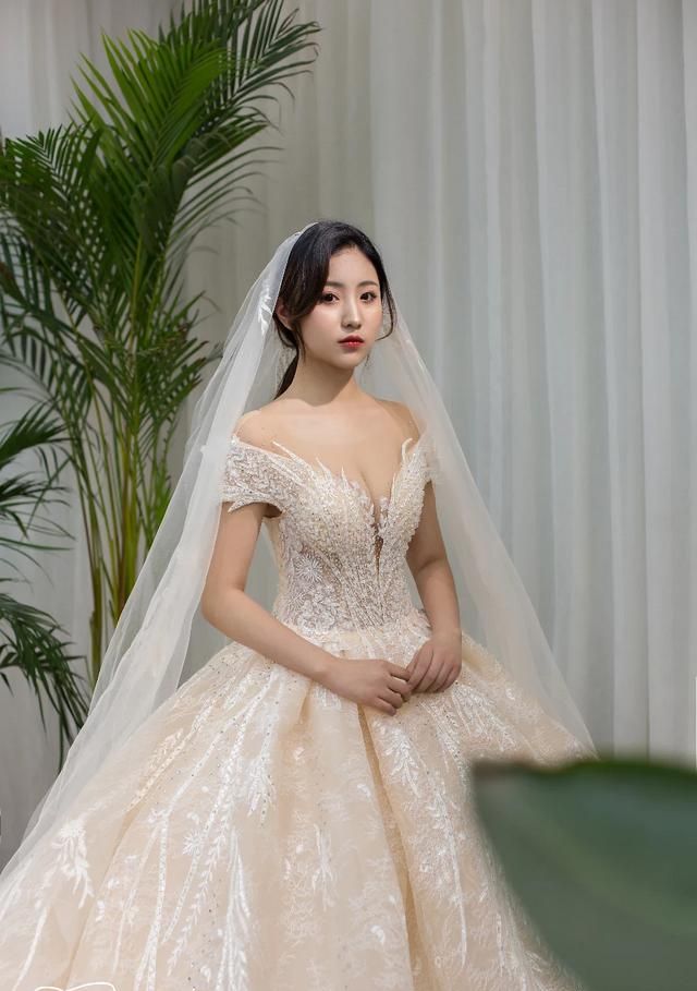 小个子的新娘如何挑选婚纱礼服呢图2