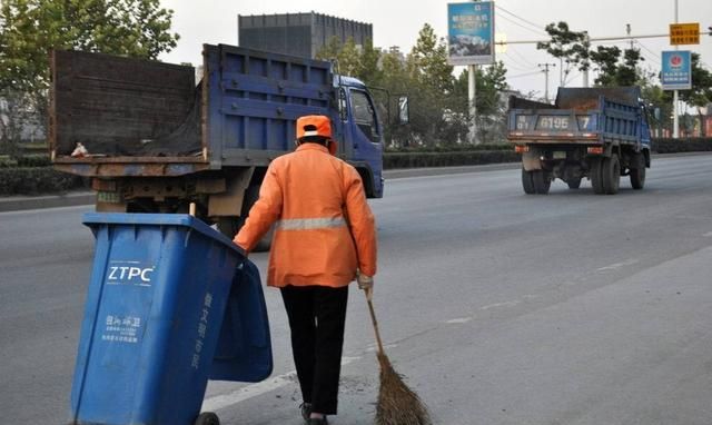 为什么城市里的大龄剩女都不肯嫁给环卫工，泥水工，外卖小哥，快递小哥等，职业歧视吗图3