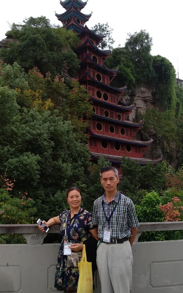 老人旅游，是夫妻两人好还是一群志同道合的朋友一起旅行好图10