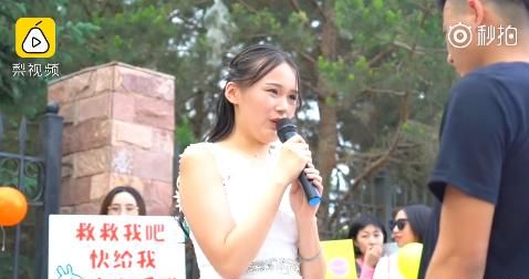 长春女孩地铁口带着54个药盒婚男友，你怎么看图3