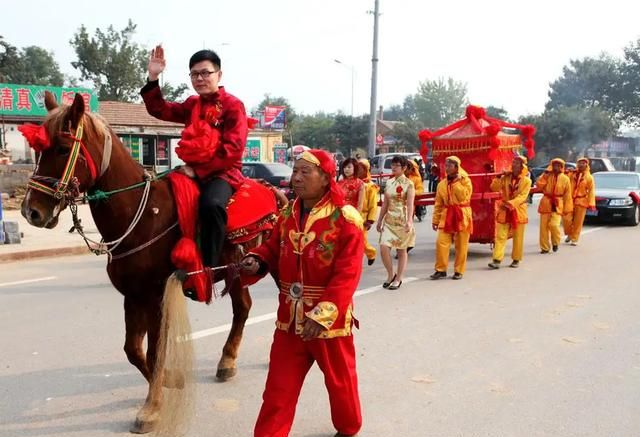 为什么农村结婚，迎亲的车队好多豪车，但都是租来的，有必要吗图4